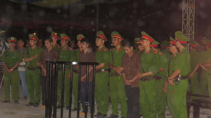 Các bị cáo đứng nghe HĐXX tuyên án. Ảnh: Văn Minh