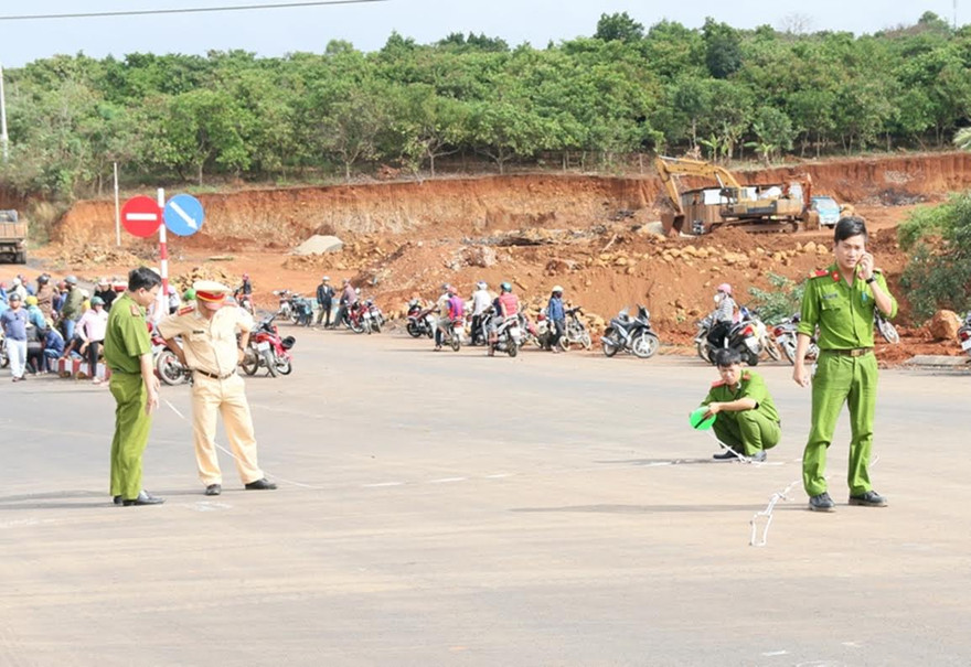 Lực lượng chức năng làm việc tại hiện trường vụ tai nạn.