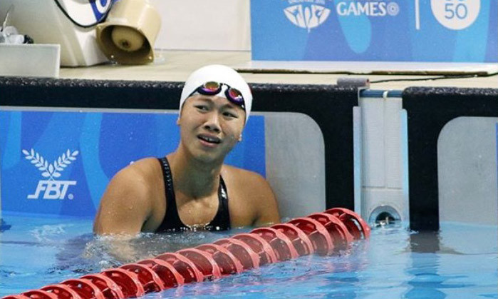 Ánh Viên bật khóc ngay ở bể bơi.