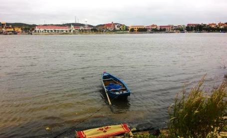 Bờ kè nơi phát hiện thi thể nữ sinh chết đuối thương tâm