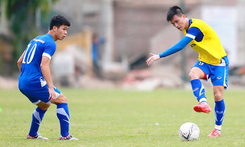 Công Vinh và Công Phượng trên sân tập.