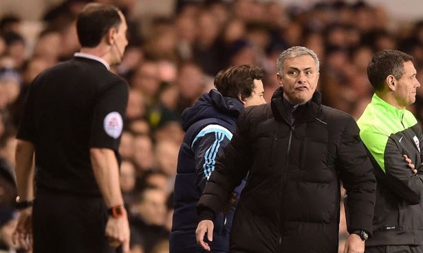 Mourinho chỉ trích trọng tài.
