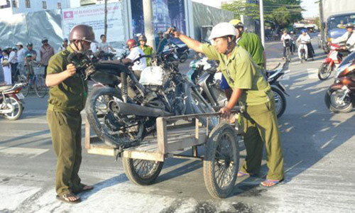 'Ma men' đỗ xe giữa ngã tư rồi phóng hỏa