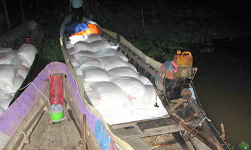 Một ghe chờ đường lậu bị Hải quan An Giang bắt giữ. Ảnh: Sài Gòn Giải Phóng.