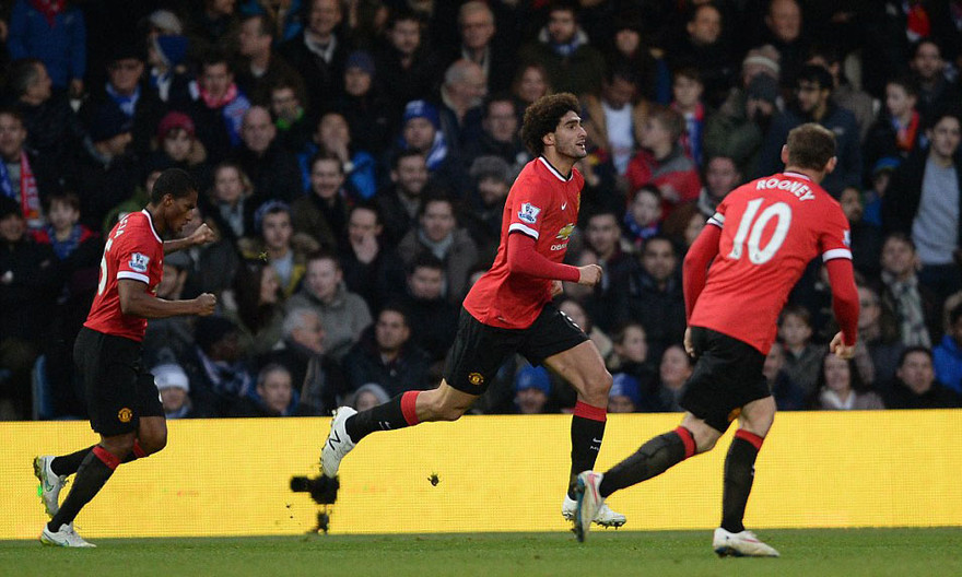 Fellaini ăn mừng bàn thắng mở tỷ số với các đồng đội. 