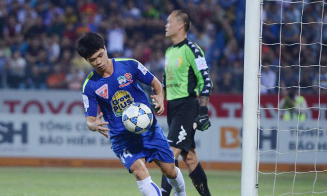 Công Phượng ở trận đấu với HN.T&T. Ảnh: Zing