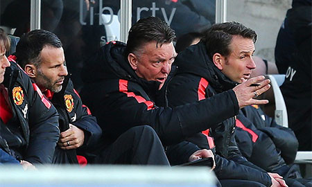 M.U thua ngược, Van Gaal nói 'không may'
