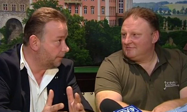 Andreas Richter (trái) và Peter Koper là những người tuyên bố tìm thấy đoàn tàu chở vàng 