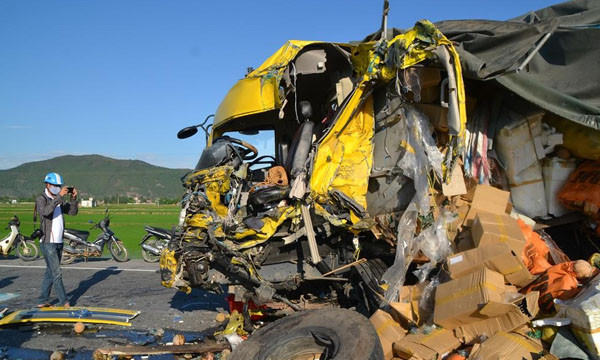 Đầu xe tải bị biến dạng sau cú đâm kinh hoàng.