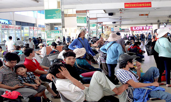Nhiều người dân ngồi chờ tại Bến xe miền Đông chiều 27/4