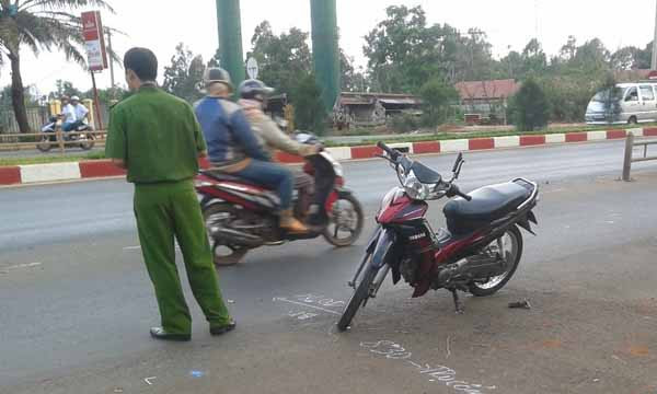 Chiếc xe máy của nạn nhân ở hiện trường.