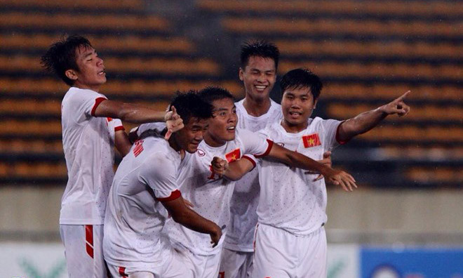 Đức Chinh và các đồng đội ăn mừng bàn thắng nâng tỷ số lên 2-0. Ảnh: Zing