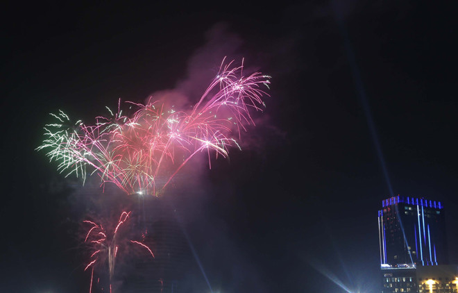 Pháo hoa đêm Sài Gòn đón chào năm mới 2015. Ảnh Vnexpress 