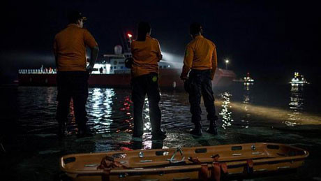 Hiện đội tìm kiếm đang chạy đua với thời gian để tìm kiếm hộp đen của máy bay QZ8501 và trục vớt thi thể các nạn nhân