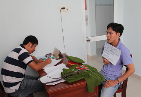 Đối tượng Lợi (bìa phải) đang làm việc với cơ quan chức năng.