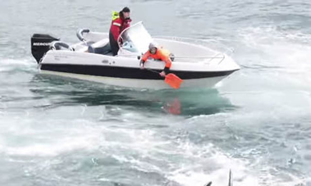 Ngư dân bất lực nhìn người đàn ông bị cá mập tấn công. Ảnh minh họa 