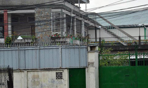 Căn biệt thự cũ trên đường Tô Hiệu, quận Tân Phú nơi bà Phát sống được các anh em của bà cho là tài sản chung của họ tộc. Vụ tranh chấp này vẫn chưa kết thúc. Ảnh: Q.T.