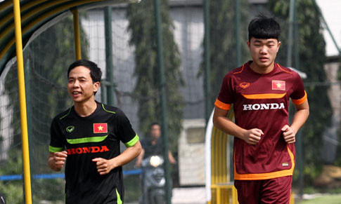 Xuân Trường (phải) vẫn tập riêng vì chấn thương