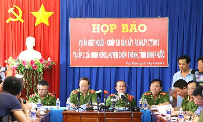 Đại diện cơ quan công an trả lời các câu hỏi của phóng viên trong buổi họp báo. Ảnh: Dân Trí.