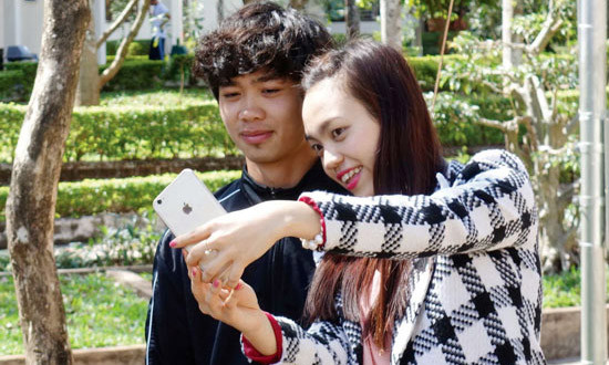 Công Phượng "selfie" với bạn