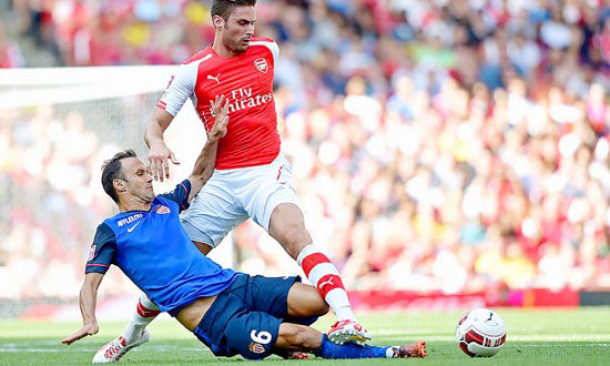 Oliver Giroud (phải) là chỗ dựa quan trọng của Arsenal trong trận gặp AS Monaco 