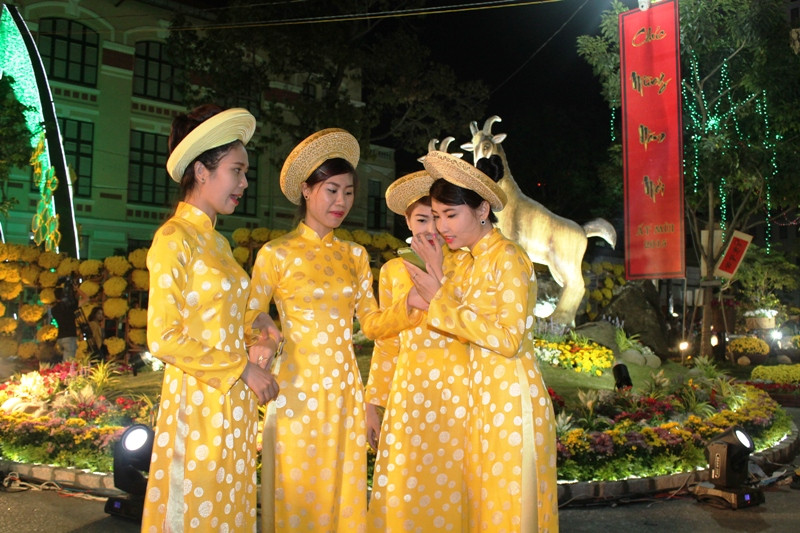 Hơn vạn người chen chân đường hoa Sài Gòn