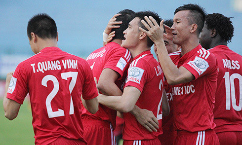 Công Vinh ăn mừng bàn thắng "nhận vơ'? Ảnh: Vnexpress.