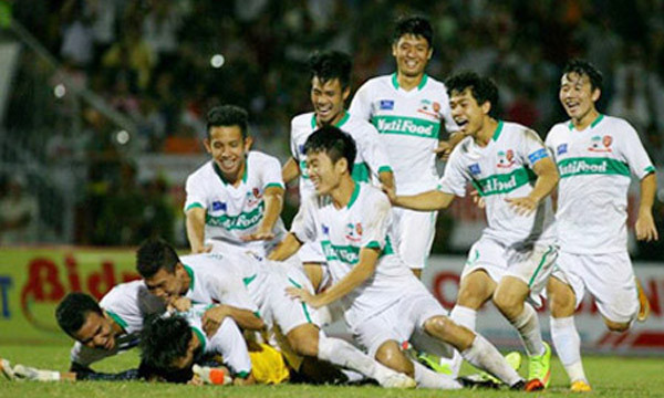 Hãy để cầu thủ của bầu Đức thích nghi với V-League chứ không phải là điều ngược lại