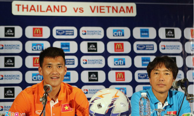 Ở cuộc họp báo trước trận, tiền đạo Lê Công Vinh và HLV Miura thay nhau tung hứng, thể hiện sự tự tin của đội bóng áo đỏ. Ảnh: Zing 