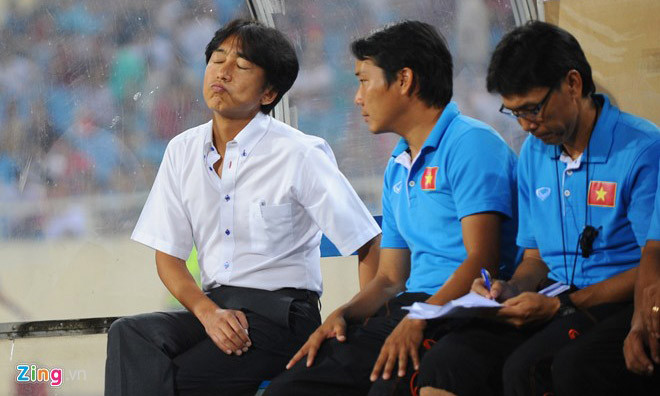 HLV Miura tỏ ra "lửng lơ cá vàng" chuyện Công Phương lên tuyển. Ảnh: Zing