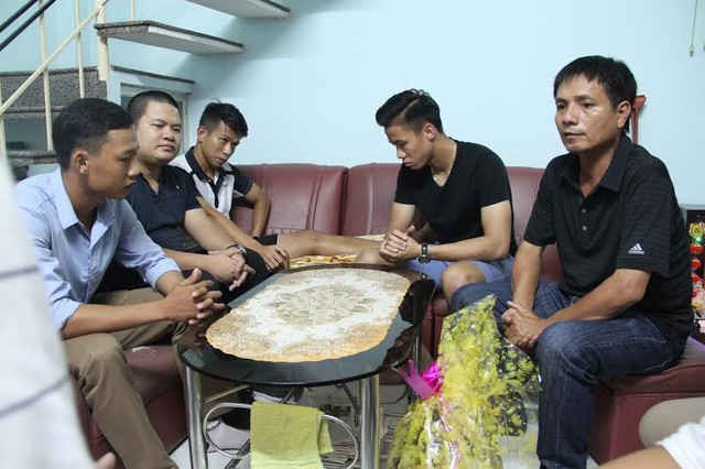 Quế Ngọc Hải (phía trong) cùng đại diện CLB SLNA đến gia đình của Anh Khoa để xin lỗi