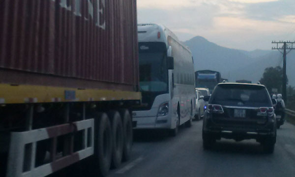 Xe container chết máy giữa đèo, quốc lộ ách tắc kinh hoàng