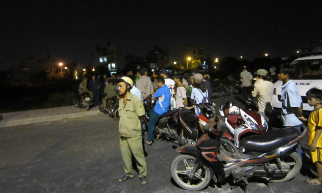 Nhiều người dân theo dõi vụ việc.