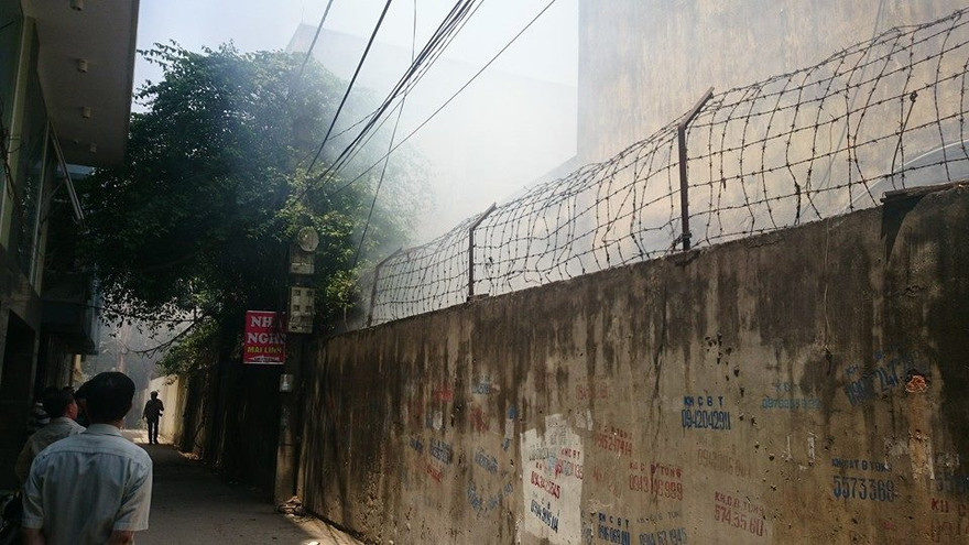 Khói đen bốc lên từ khu vực bị cháy.