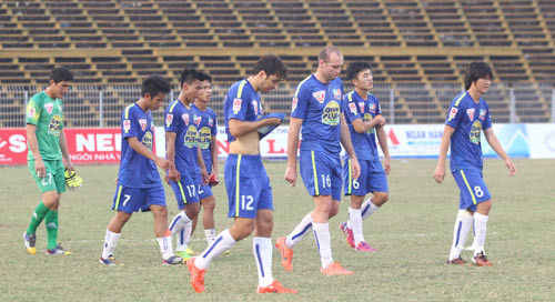 Những cầu thủ HA.GL U.19+ đang cần một làn gió mới từ bầu Đức. 