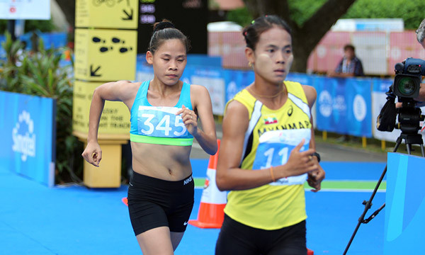 Thanh Phúc (345) bứt phá và giành chiến thắng ngoạn múc trước VĐV của Myanmar trong những vòng đấu cuối. Ảnh: Vnexpress