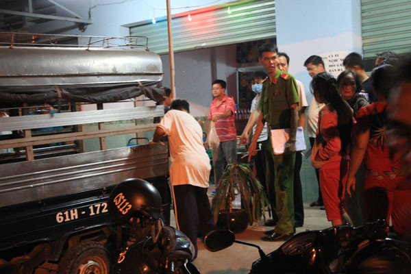 Cơ quan chức năng đưa thi thể chị Phượng lên xe sau khi khám nghiệm pháp y xong.