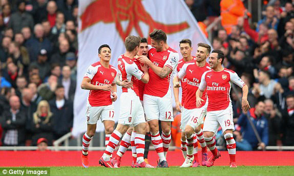 Các cầu thủ Arsenal ăn mừng bàn thắng.