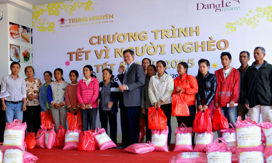 Quà tết cho dân nghèo của Cty CP Trung Nguyên 