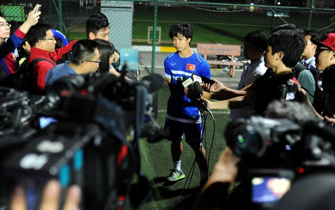 Công Phượng trả lời phỏng vấn báo giới. Ảnh; Zing