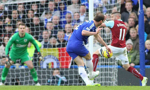 Phút 33. Chelsea bị trọng tài từ chối phạt đền khi cú sút của Ivanovic chạm tay Kightly đang giơ lên trong vòng cấm. Cựu cầu thủ Alan Sheare nhận định đây là pha bóng chạm tay rõ ràng của cầu thủ Burnley.