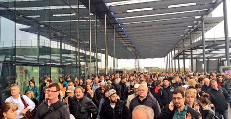 Hành khách được di tản khỏi sân bay Gatwick sáng 14/1 vì hành lý khả nghi (Ảnh: Twitter) 