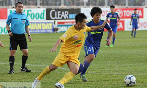 Cuộc đọ sức giữa HAGL và Thanh Hóa diễn ra quyết liệt.