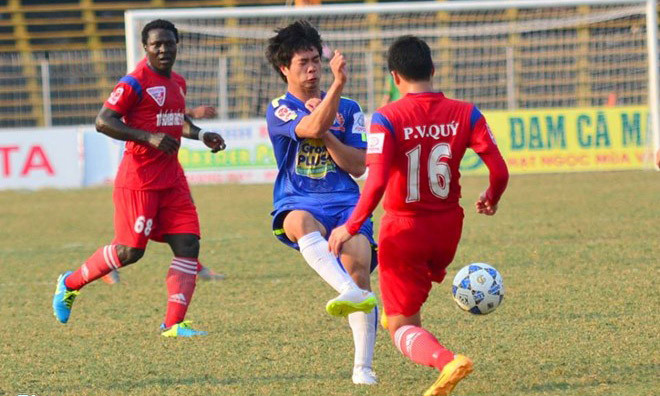 Công Phượng (áo xanh) chơi mờ nhạt trong trận gặp Cần Thơ. Ảnh: Zing