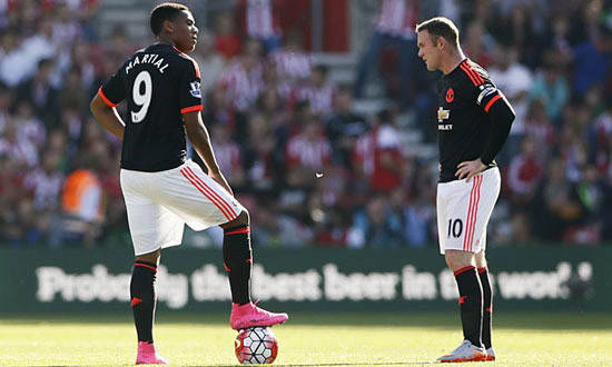 Anthony Martial gánh vác công việc ghi bàn cho Wayne Rooney.