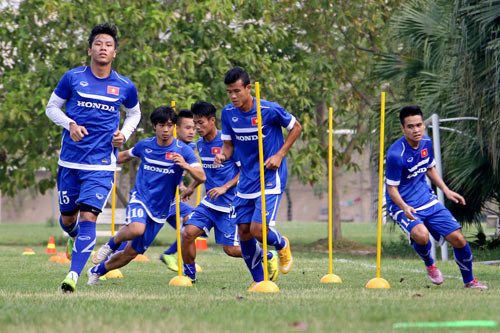 Quế Ngọc Hải (trái) đã được HLV Miura tin tưởng giao vai trò thủ quân của Olympic Việt Nam. Ảnh: Minh Hoàng