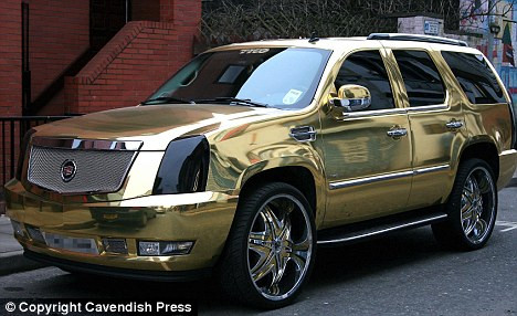 Chiếc Cadillac Escalade hầm hố của El-Hadji Diouf được mạ vàng toàn bộ phần ngoài