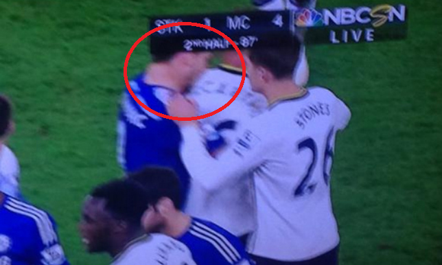 Ivanovic bị cho là dùng đòn "cẩu xực" với cầu thủ đối phương.