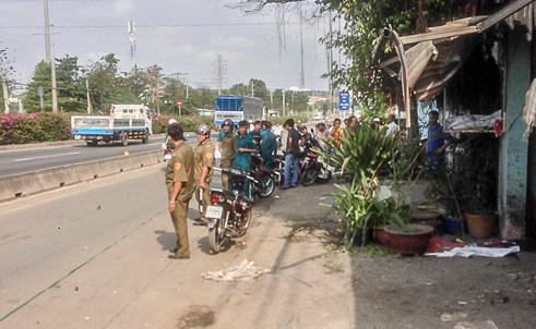  Các cơ quan chức năng phong tỏa hiện trường để điều tra. 