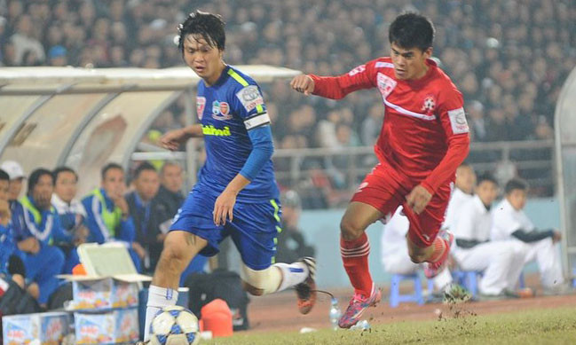 Các cầu thủ trẻ của HAGL (trái) thua trận thứ ba liên tiếp.